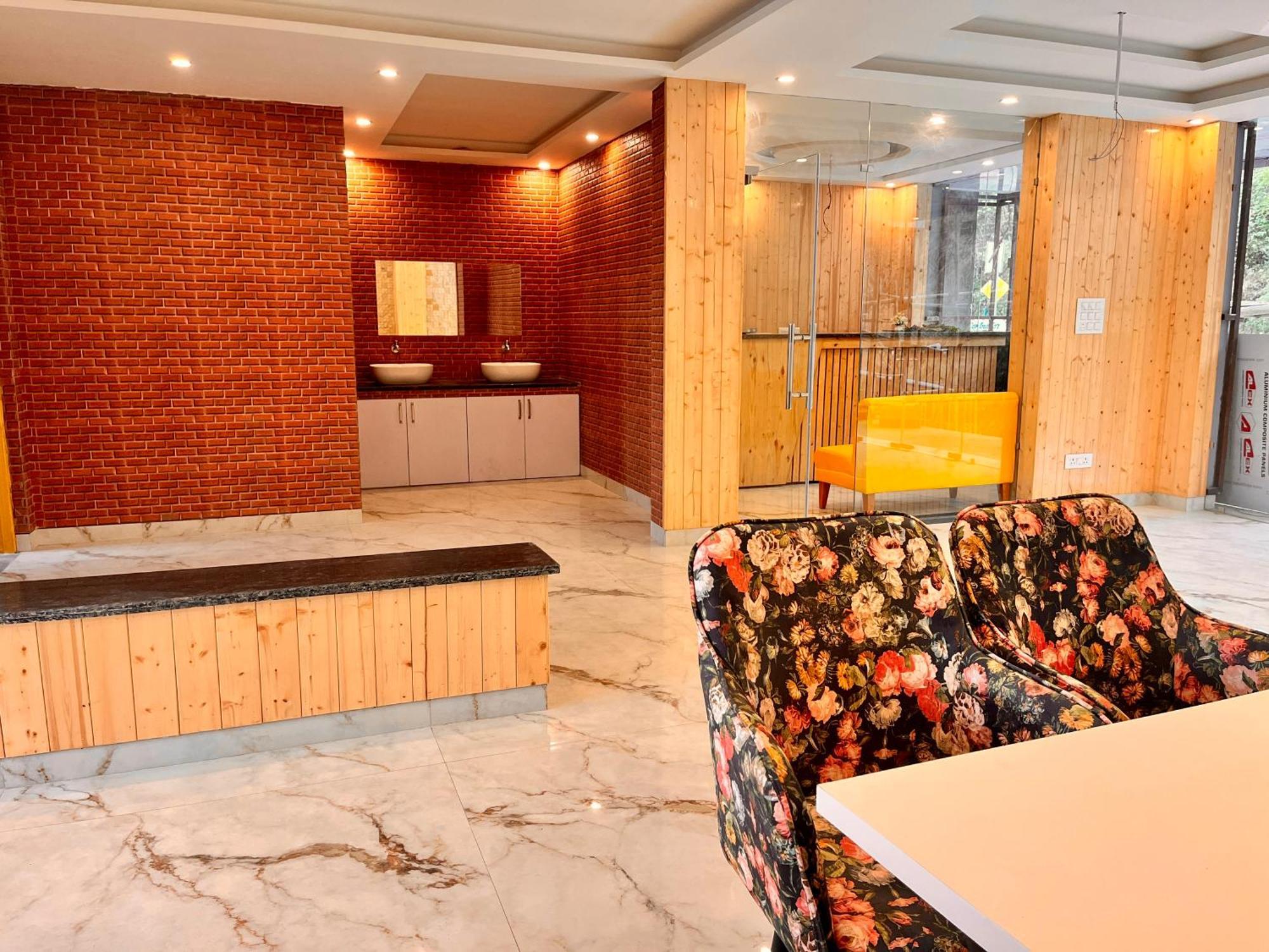 Hotel Classic Crown - #Scenic Mountain View #Open Terrace #Parking #Premium Rooms With Balcony #Guest Preferred #Best Selling Hotel In Mussoorie Εξωτερικό φωτογραφία